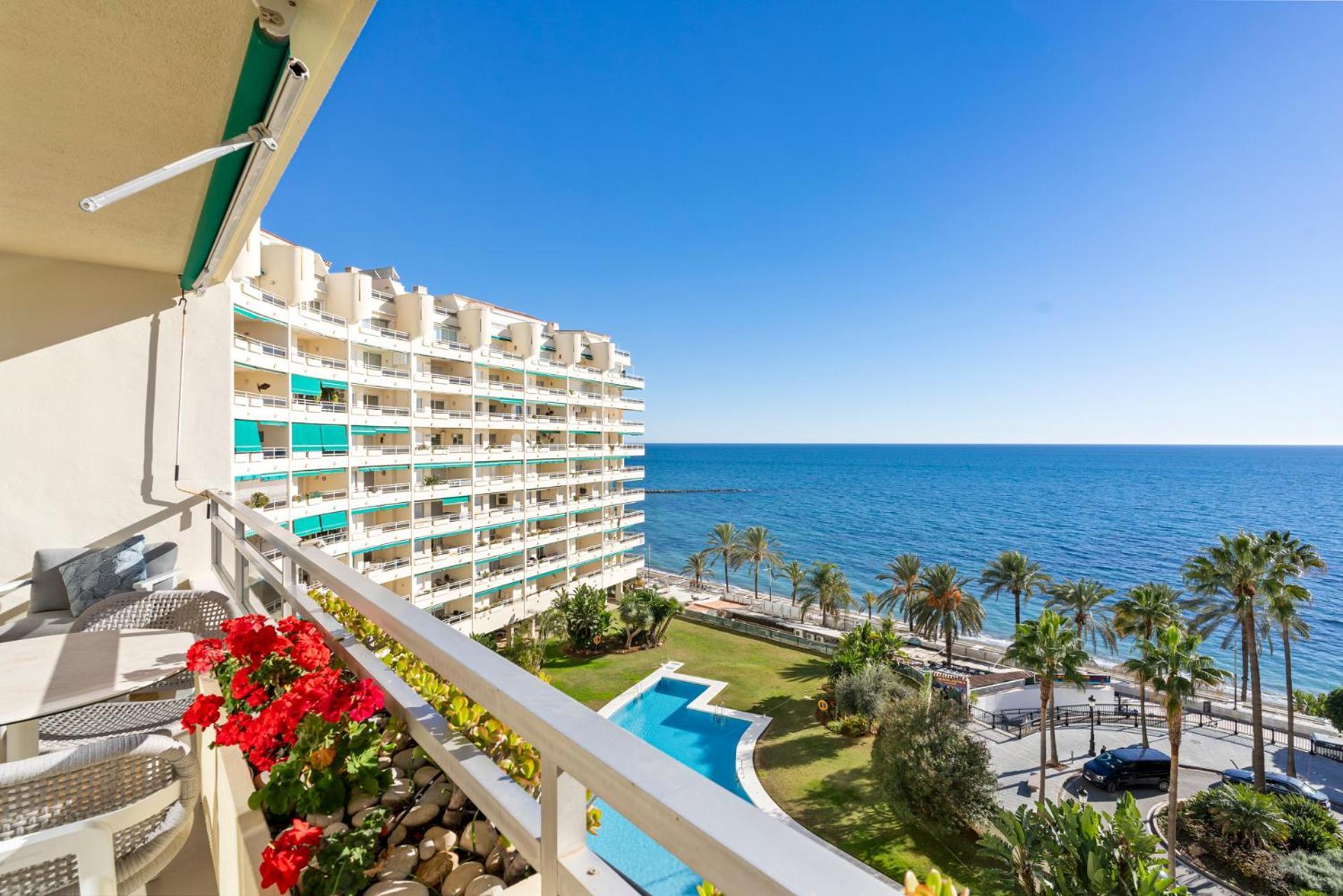 Apartment Front With Pool Marbella