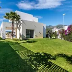 New Luxurious 4-Bdrm Villa Next To Beach/Golf — La Finca