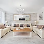 Sitges Spaces Mediterranean Apartments 4 Bedroom, 4 Bathroom, Huge Terrace, Jacuzzi- Sleeps 9