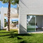 New Luxurious 4-Bdrm Villa Next To Beach/Golf — La Finca