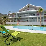 New Luxury 3-Bedroom Seaview Apt