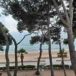 Apartamento Con Piscina, En Primera Linia De Mar.