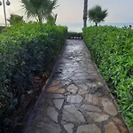 Apartamento Con Piscina, En Primera Linia De Mar.