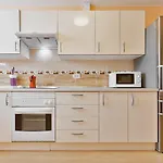 Yellow 3 Bedroom Large Apartment For 10 Guests