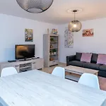 2Br Urban Getaway - Good Wifi, Swimming Pool