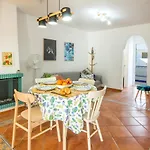 A Cozy And Elegant Townhouse Across The Beach