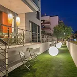 Sitges Spaces Garden Paradise 3 Bedroom, 3 Bathroom, Huge Private Garden-Terrace, Pool- Sleeps Up To 8