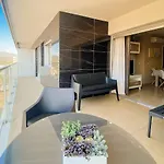 Crystal Modern Apt. - 1St Beach Line