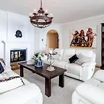 Lap- 3 Bed Apartment On The Beach. Families Only