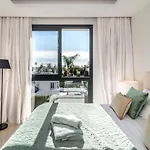 Extravagant 5-Bdrm Villa - Heated Pool & Gym
