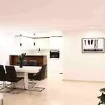 Large Modern Beach Front Apartment, Rooftop Pool!!