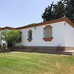 Chalet Con Piscina, Amplio Jardin Y Aire Acondicionado