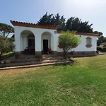 Chalet Con Piscina, Amplio Jardin Y Aire Acondicionado