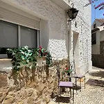Lovely 4-Bed Cottage In Las Chapas Marbella