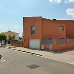 Chalet Amplio Con Jardin Y Zona Barbacoa.
