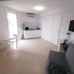Small Studio, 50 M Front Of The Ocean & Free Wifi