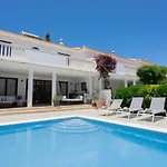 Charming Townhouse/5Bedrs/Front Beach/Private Pool