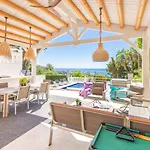 Modern Independent Studio Apt In Luxury Villa