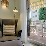 2 Bed Apartment W/Pool Close To Beach + Amenities