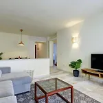 2 Bed Apartment W/Pool Close To Beach + Amenities