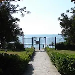 Beachfront 4-Bed Pet-Friendly Poolside Top Flat