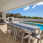 Modern Villa Walking Distance From The Beach
