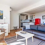 Lovely Beachfront Flat With Sunny Balcony Ref 40