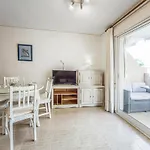 1 Bedroom Cozy Apartment In Miramar