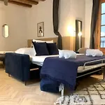 Spacious Apartment In The Gothic