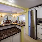 Classical Apartament In Elviria