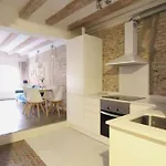 Revamped Historic 3 Rooms Apartment In Barcelona Center
