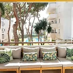 Family Apartment Walking Distance To The Sea And All Amenities