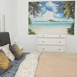 Family Apartment Walking Distance To The Sea And All Amenities
