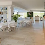 2214-Modern Apt With Private Beach