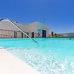 Centric, Terrace & Pool - Fiberglass Wifi