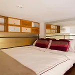 Reina Amalia Apartment