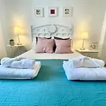 Gatu Villa Esperanza, Junto Playa Victoria