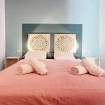 Lovely Frontline Beach Apartment