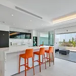 Luxury Apt. The One - Jacuzzi, Spa , Gym & Pool