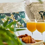 Sea Views & Parking - Soho Cozy Apartment