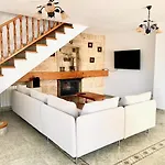 Beautiful 6 Bedroom Villa With Pool