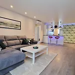 Emerald Apartment - Spacious Modern 2 Bedroom