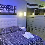 Conil Red-Black Apartment