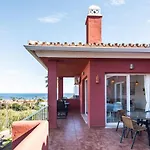 Spacious Condo With Sea View, Walking Distance To The Beach, Parking, Pool, Wifi