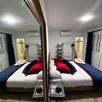 Shanti'S Andalusian Room