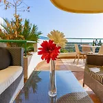 Modern 2-Bedroom Apartment With Stunning Views