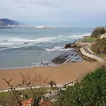 Cozy Yellow Home In Getxo