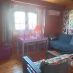 Cabana De Madera Con Terraza Y Jardin