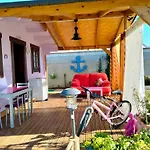 Cabana De Madera Con Terraza Y Jardin