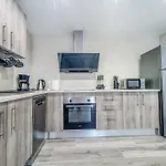 Cd-1957 Modern 2 Bed Apartment With Pool